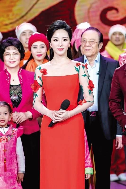 李思思张蕾同框比美靠挑战主持人成名后如今现状怎么样