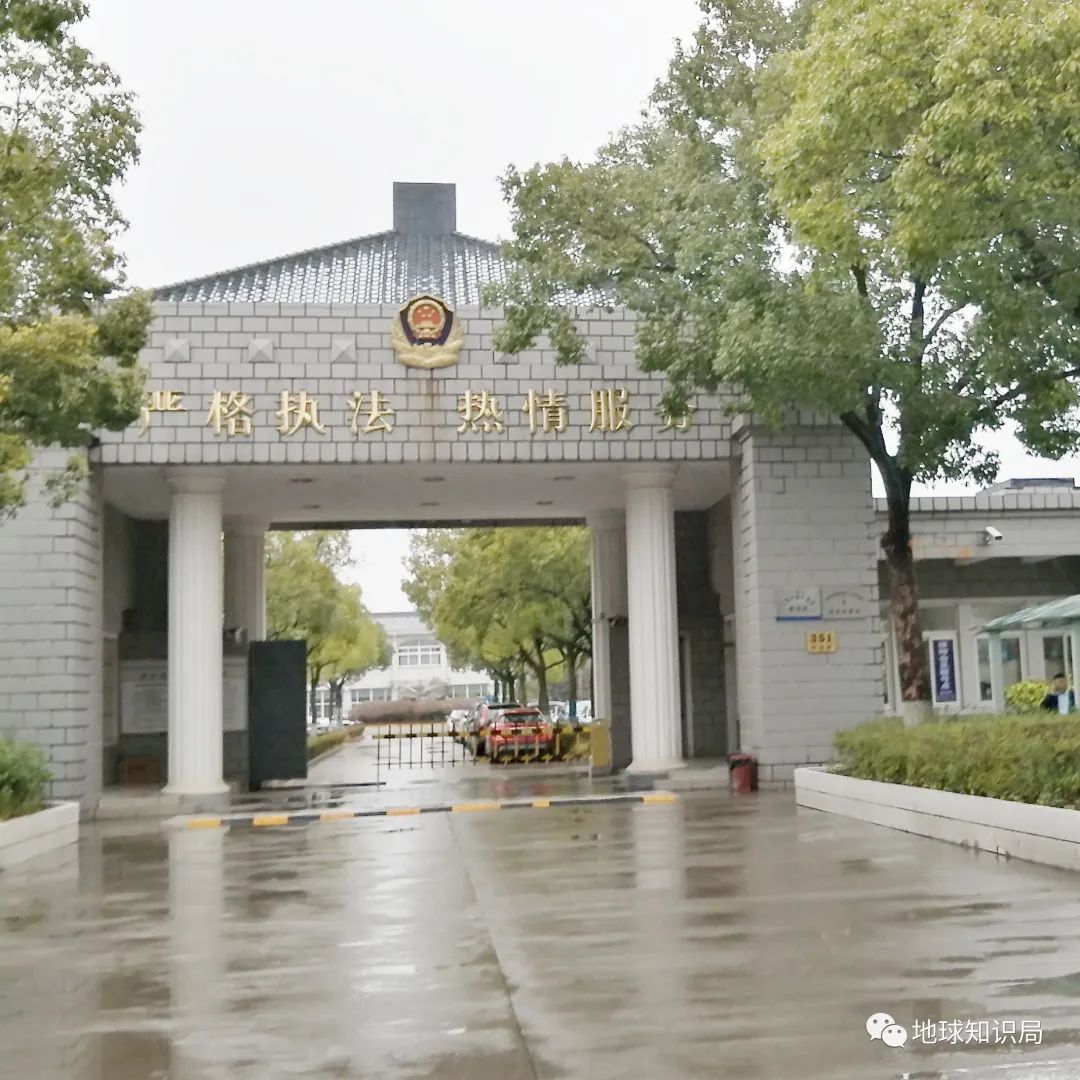 监狱中通常是多人间,每个人有自己的床,然而看守所可能要住大通铺,十