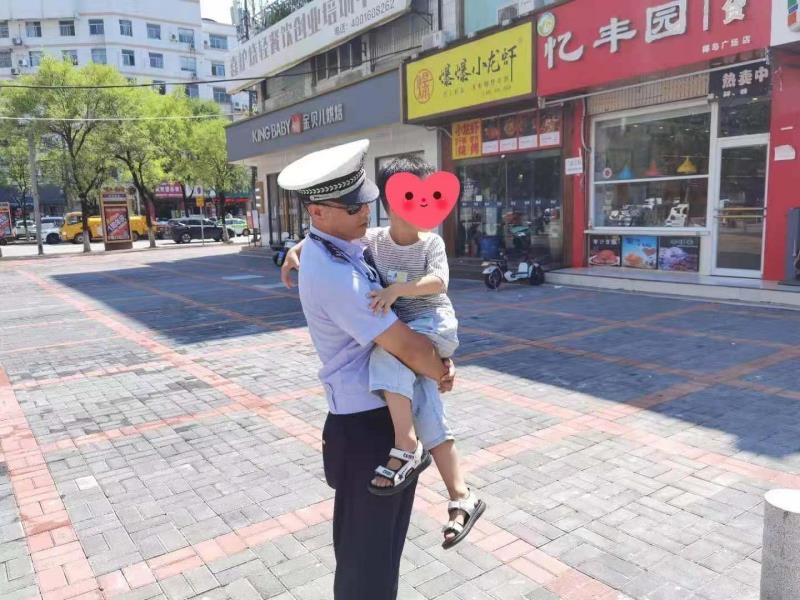 四岁小萌宝迷路 汉中交警抱起“找妈妈”