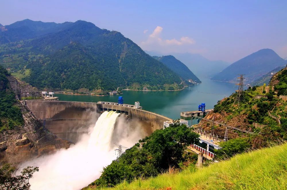 二滩水电站,仅次于三峡工程,是20世纪建成的最大水电站.