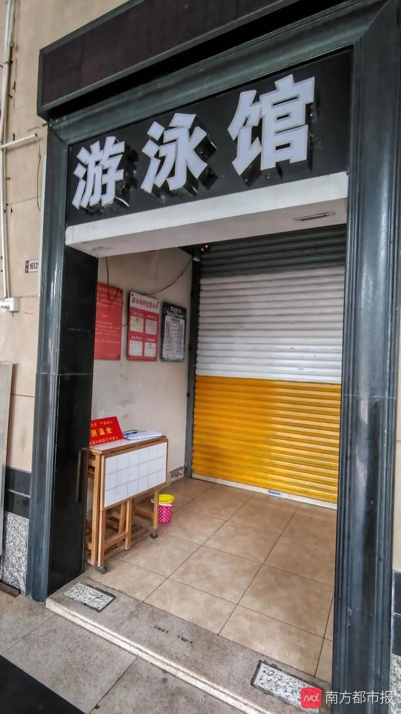 7岁男童在小区泳池腿被排水口吸住意外溺亡，警方介入休闲区蓝鸢梦想 - Www.slyday.coM