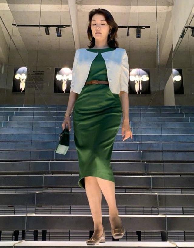 央视主持刘芳菲为全红禅发声,穿白裙戴民族风耳坠,红色美甲抢镜