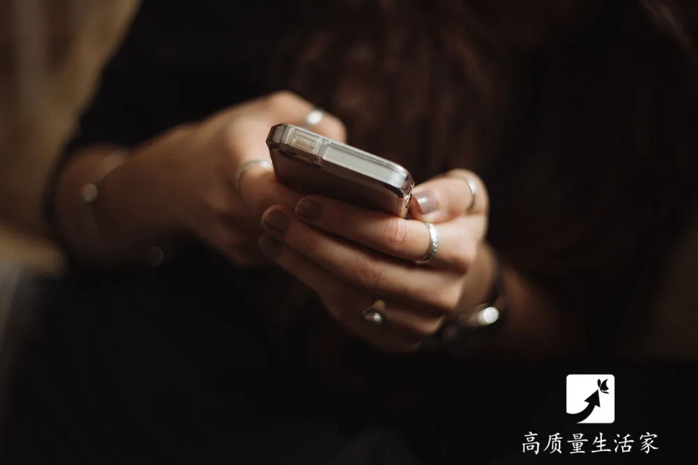 总喜欢在睡前玩手机的人，用不了多久，这 4 个“痛苦”或许会落你身上！休闲区蓝鸢梦想 - Www.slyday.coM