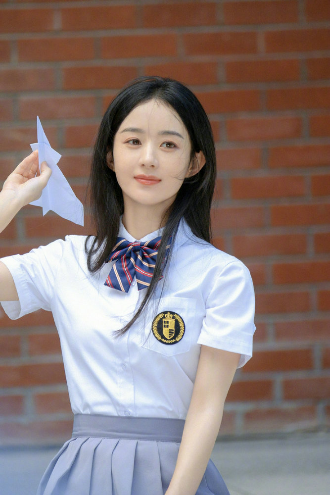 赵丽颖穿学生气息制服 黑长直发型清新靓丽