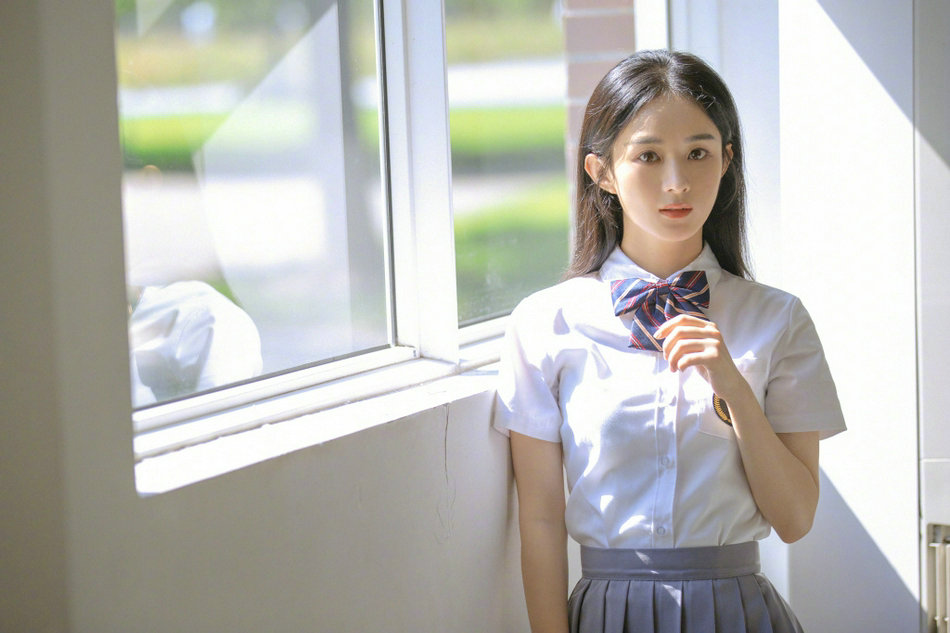 赵丽颖穿学生气息制服 黑长直发型清新靓丽