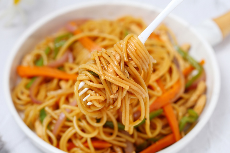 所需食材:鸡胸肉200克 尖椒1个 胡萝卜1小段 洋葱半个 意大利面