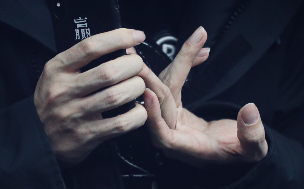 许昕的手太绝美了直播间伸手炫耀质问网友哪里有老茧