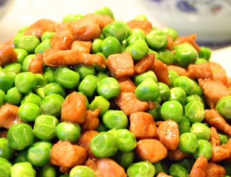 今天介绍的这道菜是胡萝卜豌豆牛肉粒,补钙比比喝牛奶吃鸡蛋强,孩子常