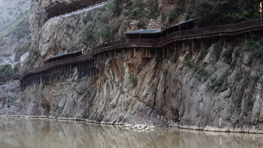 万万没想到,在明月峡还能这么玩儿|明月峡|栈道|崖壁_新浪新闻