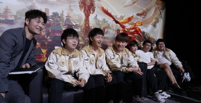 KPL消极比赛不禁赛,飞牛只被扣除1个月工资,抄写QG口号100遍休闲区蓝鸢梦想 - Www.slyday.coM KPL消极比赛不禁赛,飞牛只被扣除1个月工资,抄写QG口号100遍休闲区蓝鸢梦想 - Www.slyday.coM