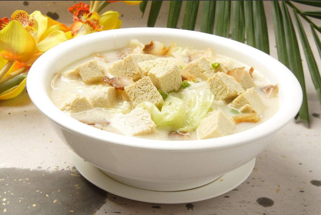 经典的东北炖菜大骨头炖白菜冻豆腐滋味鲜到没朋友