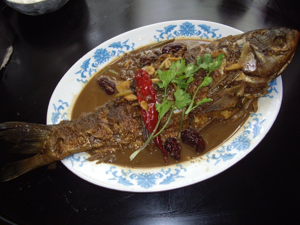 家常酱炖鲢鱼酱香四溢鲜美下饭快来和小编一起学着做一回吧