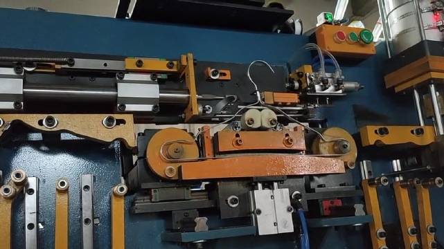 太空铝衣架成型机