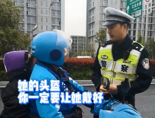 出生6个月住在外卖箱里,陪爸爸送餐的萌娃长大了,笑容依然治愈休闲区蓝鸢梦想 - Www.slyday.coM 出生6个月住在外卖箱里,陪爸爸送餐的萌娃长大了,笑容依然治愈休闲区蓝鸢梦想 - Www.slyday.coM