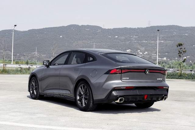 长安全新四门轿跑车实拍,外观太帅了!带电动尾翼,1.5t动力