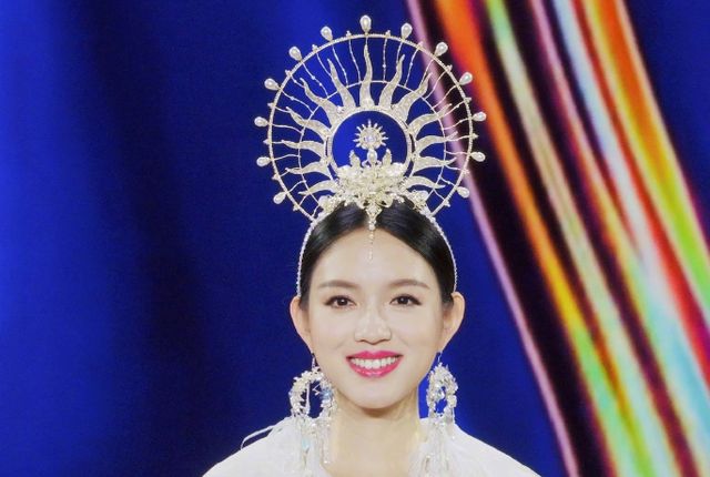 当时正值新春佳节,怀胎六月的她还搭档歌手李宇春以及众多名模在春晚