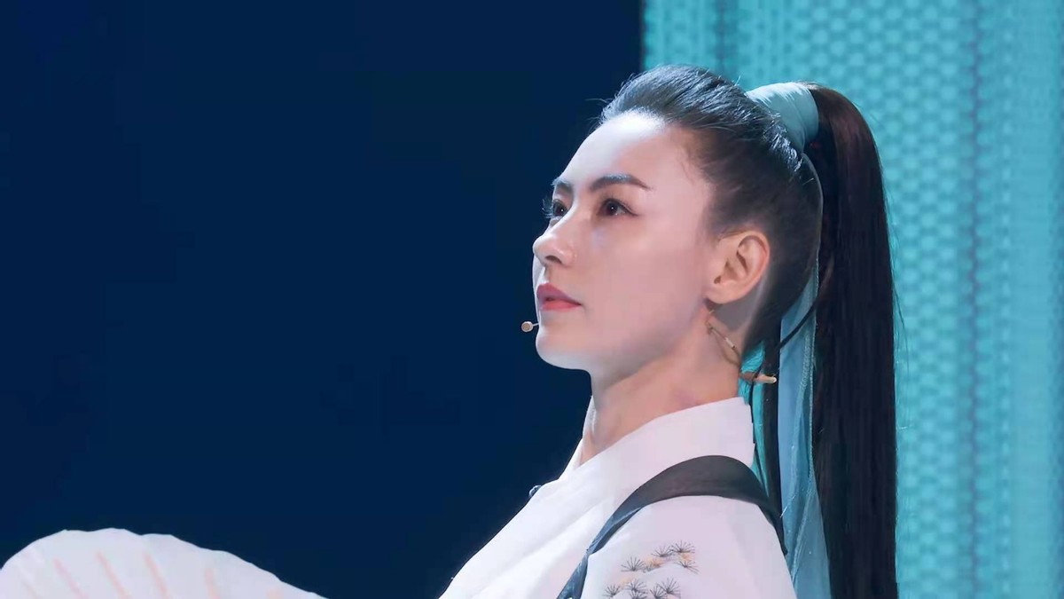 张柏芝罕晒生活日常和陌生男子海上冲浪素颜湿发大秀白净美腿