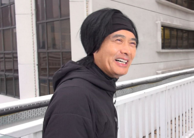 周润发获颁荣誉博士66岁满头白发挡不住迷人风采