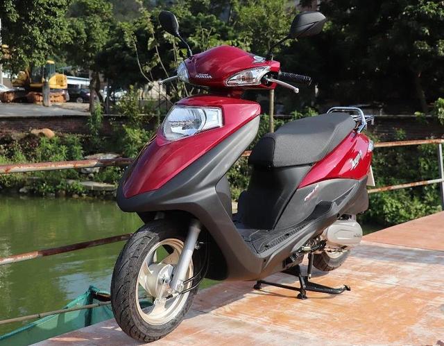 售6580元,五羊本田新款合资踏板喜鲨125,配6l油箱,皮带传动-新浪汽车