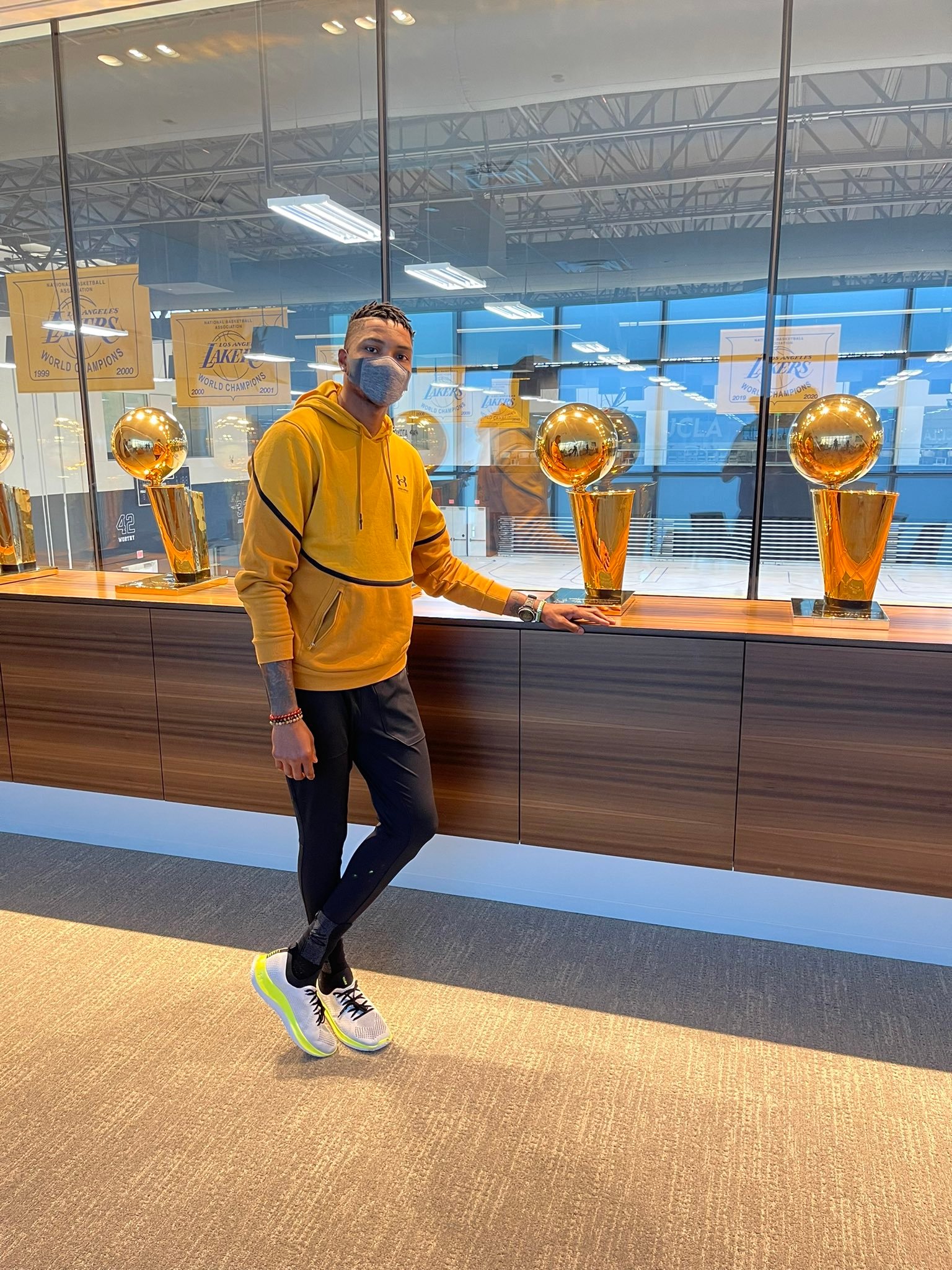 湖人队史首位安德玛旗下球员——贝兹莫尔正式签约