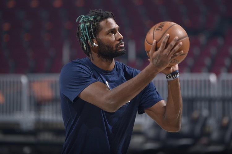 修复手术后小卡首次亮相膝盖伤疤肉眼可见走路仍一瘸一拐