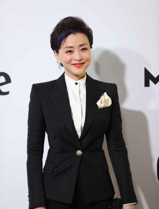 杨澜穿衣从不"装嫩",穿黑西装内搭白衬衫,骨子里透着高级感