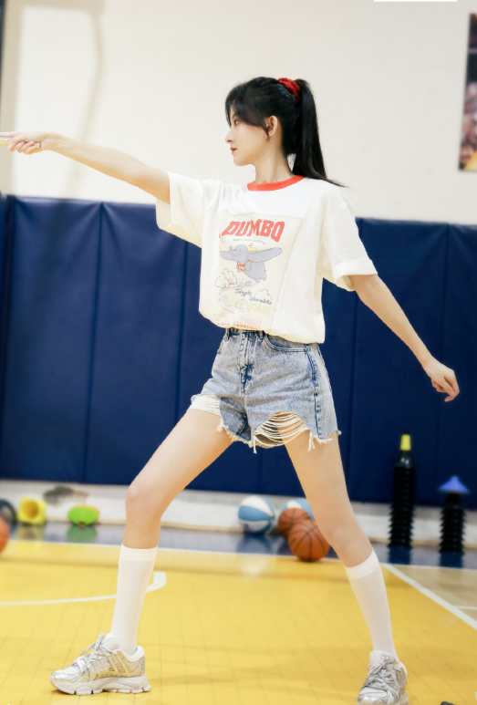 代文雯为运动健儿加油,穿小飞象t恤青春洋溢,尽显元气