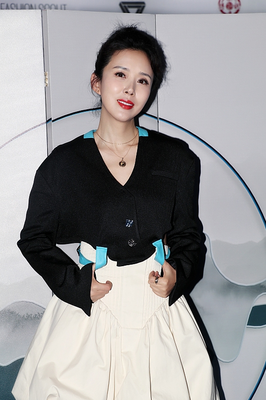 想不到颜丹晨都40多岁了但看脸还是那么年轻穿黑白配气质真好