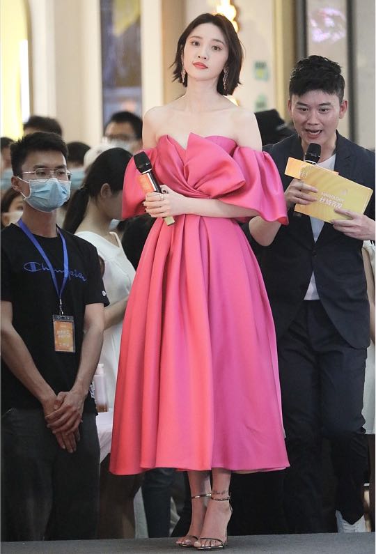 唐艺昕出席活动粉色礼服出镜脸蛋略显圆润