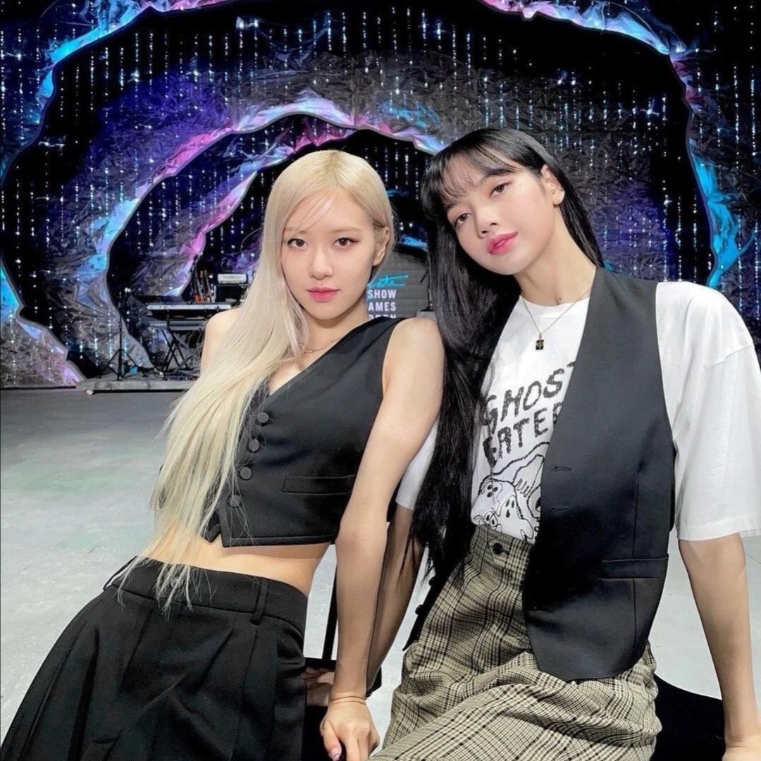 朴彩英晒与lisa的合照团体新专辑要来了吗lisa何时出道