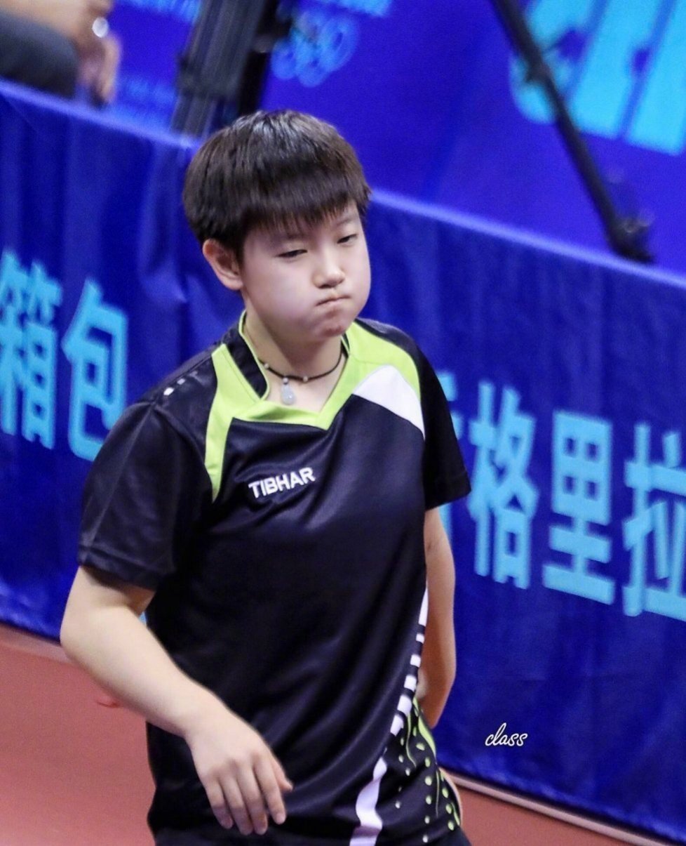 孙颖莎童年照流露几乎没什么变化从小留着短发小脸肉肉的