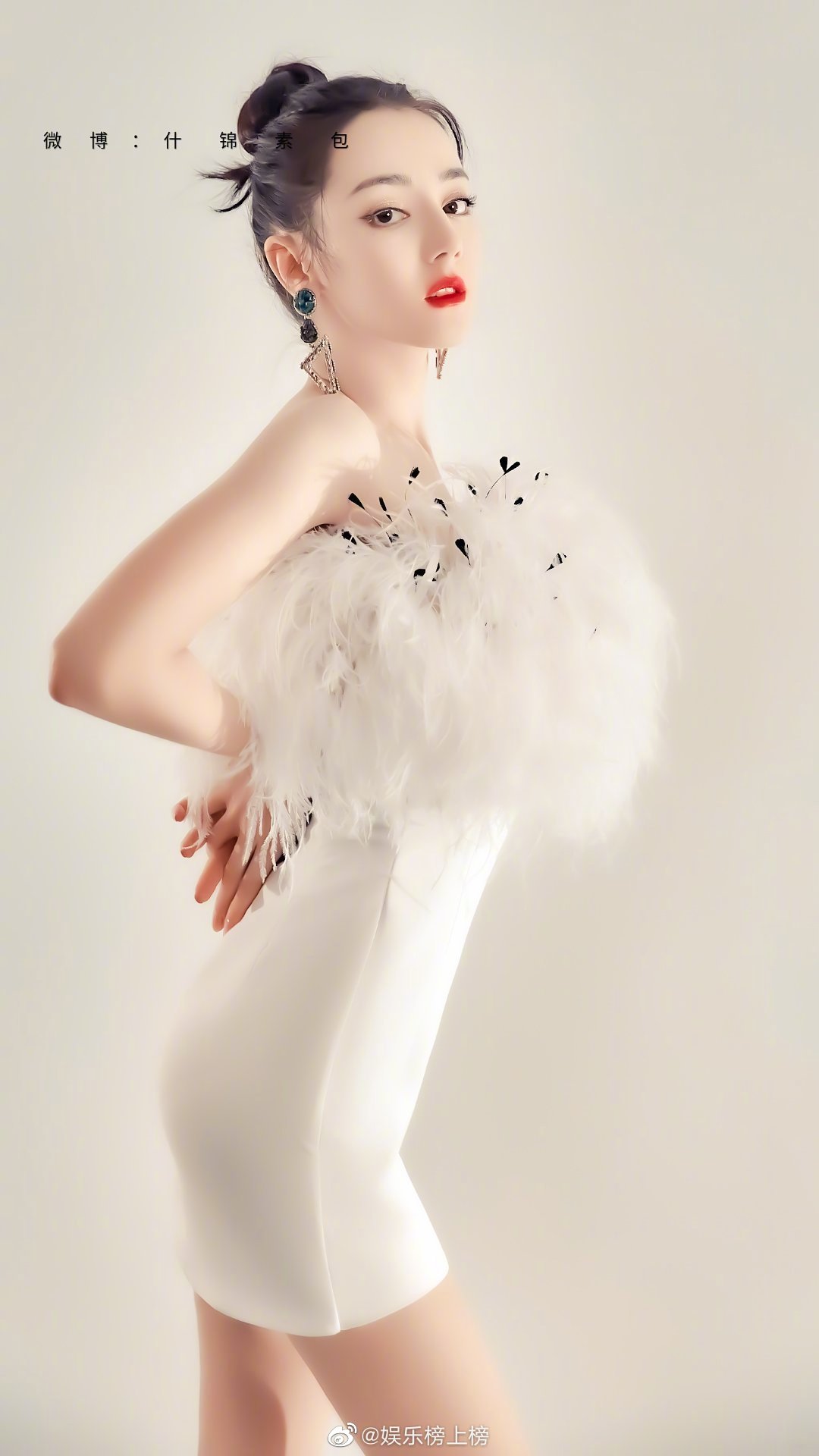 迪丽热巴瑞丽26周年封面预告绝美惊现人间