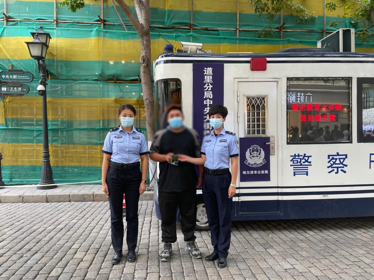 骑单车男子手机掉落路边，幸亏女巡警捡到归还失主休闲区蓝鸢梦想 - Www.slyday.coM