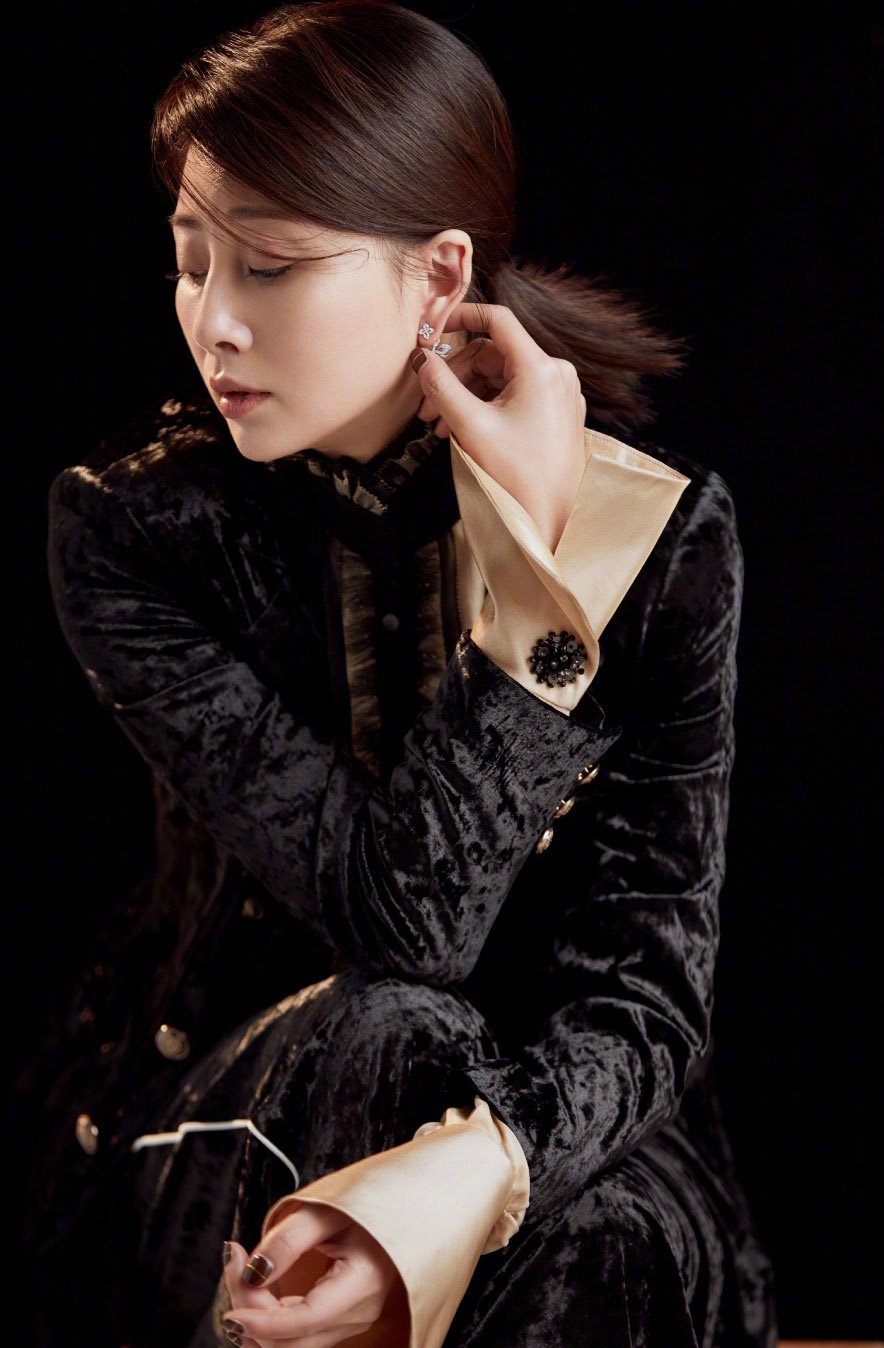 42岁殷桃结婚了?被曝豪宅面积5000平,甜蜜称陌生男子为“老公”休闲区蓝鸢梦想 - Www.slyday.coM 42岁殷桃结婚了?被曝豪宅面积5000平,甜蜜称陌生男子为“老公”休闲区蓝鸢梦想 - Www.slyday.coM