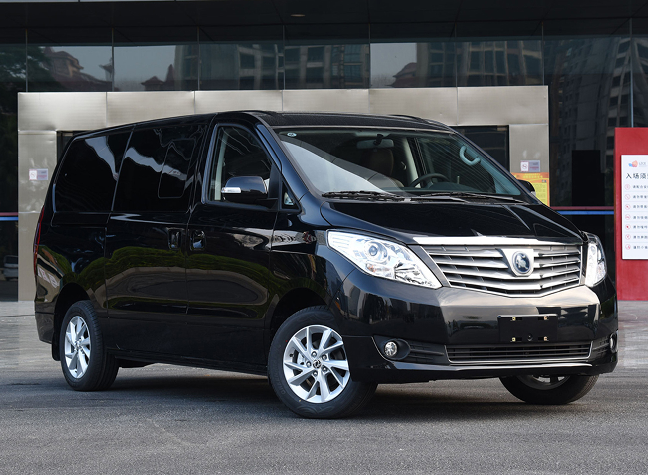 东风风行新款菱智plus上市,换全新车标,9.99万起