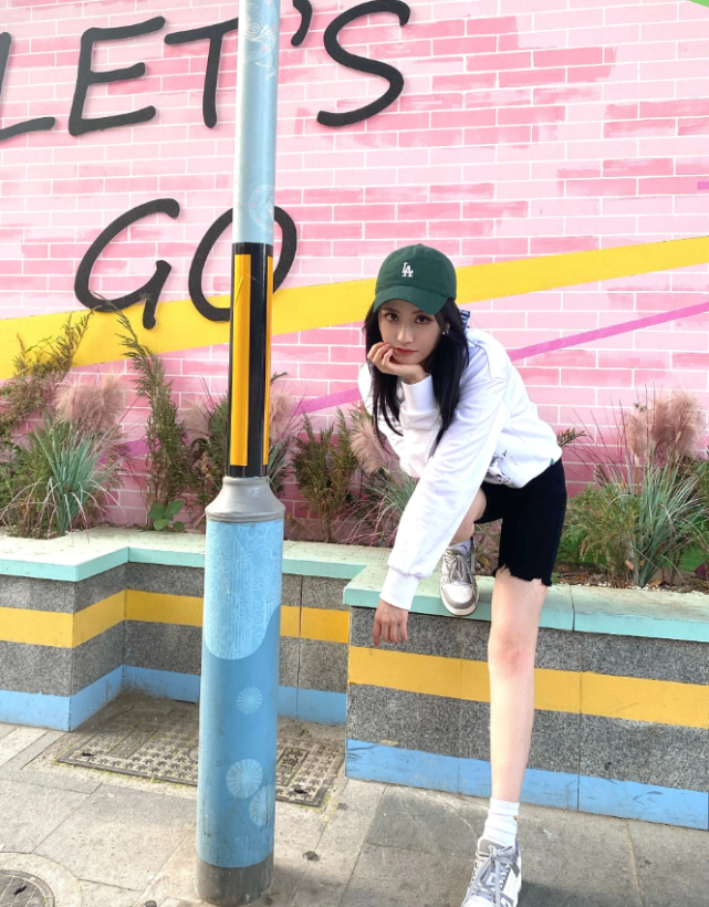 王艺瑾路透生图曝光穿骑行裤秀出铅笔腿俯身喂狗太温柔