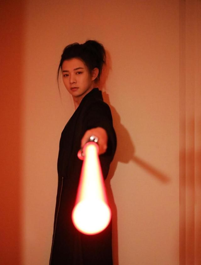 霍尊人设遭质疑女友陈露发长文讲述九年恋情称自己被逼分手