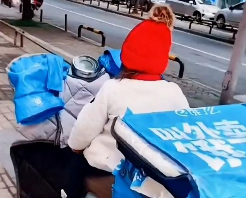 出生6个月住在外卖箱里,陪爸爸送餐的萌娃长大了,笑容依然治愈休闲区蓝鸢梦想 - Www.slyday.coM 出生6个月住在外卖箱里,陪爸爸送餐的萌娃长大了,笑容依然治愈休闲区蓝鸢梦想 - Www.slyday.coM