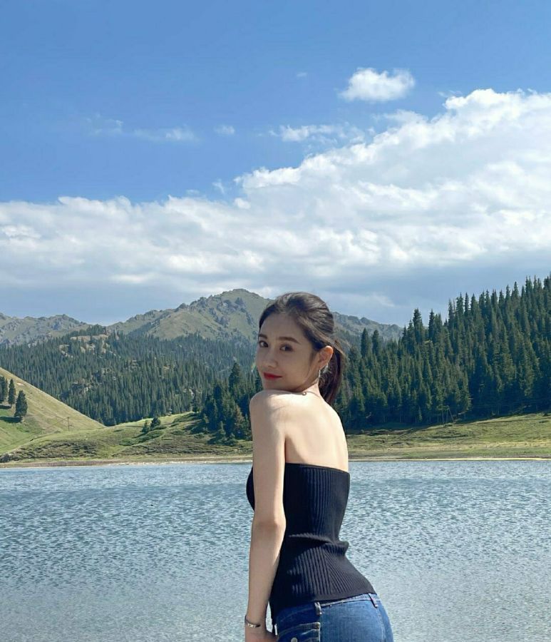 主播美娜畅游新疆28岁依旧单身一身白色泳衣展现完美曲线