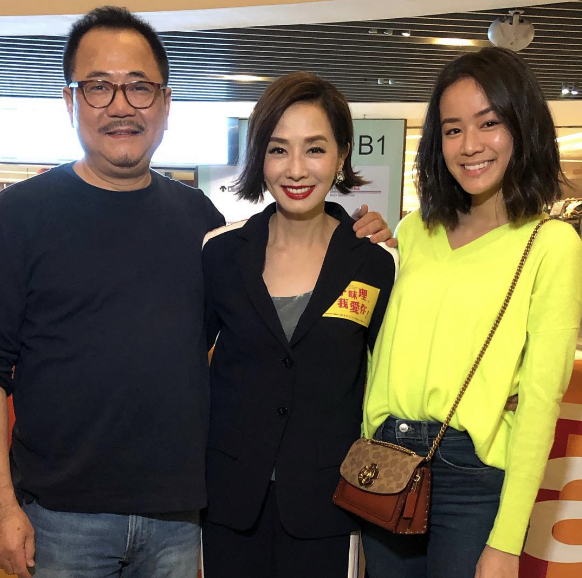 毛舜筠庆祝与长女重聚晒全家福74岁丈夫白发出镜合照似三代人