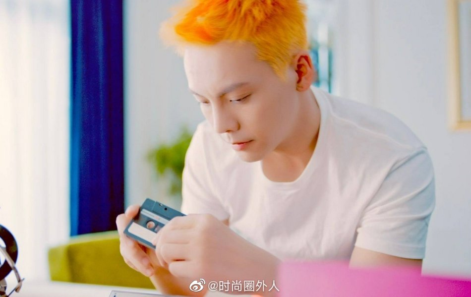 mv新造型,身穿白t搭配短裤,加上橘色发型,有点辣眼睛