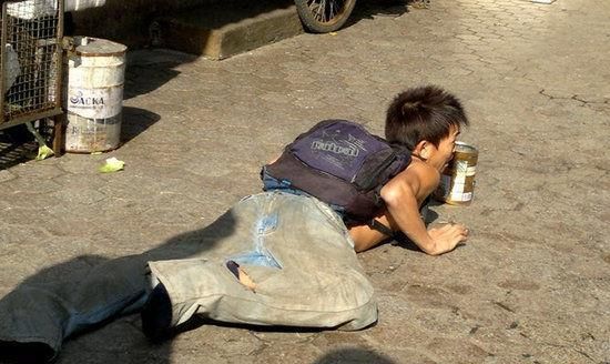 22岁残疾小伙趴在地上乞讨,走的那一刻才知上当,比自己还有钱|乞丐