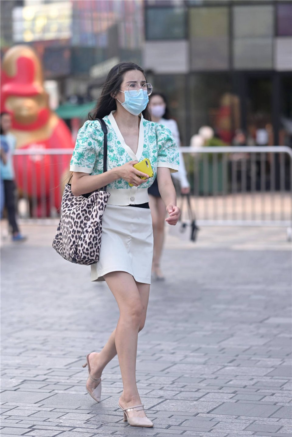 细跟凉拖清凉的搭配风格鞋跟不高穿着也不是很累