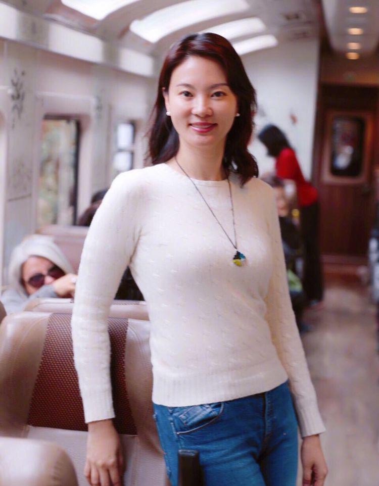 刘芳菲穿紧身裙,腰间勒出层层赘肉,身材是不好但气质优雅啊!