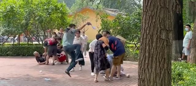 北京野生动物园游客打架有薅有踹，“打架不好”公告火遍全球休闲区蓝鸢梦想 - Www.slyday.coM