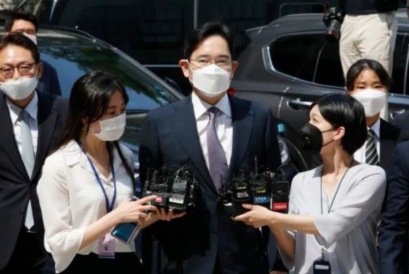 ▲2020年6月8日，李在镕抵达首尔中央地方法院准备出庭。图片来源：新华社
