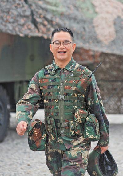 旅长周勇坤(见图,李鸿林摄,新华社发)带领官兵,成功突破"遭敌打击""