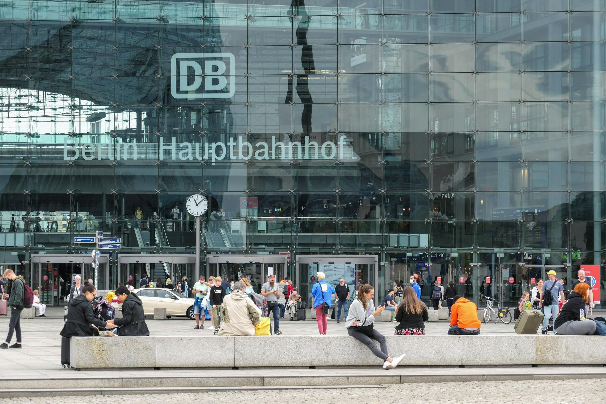 新华社发(斯特凡·蔡茨摄)8月10日,一名街头艺人在德国首都柏林表演造