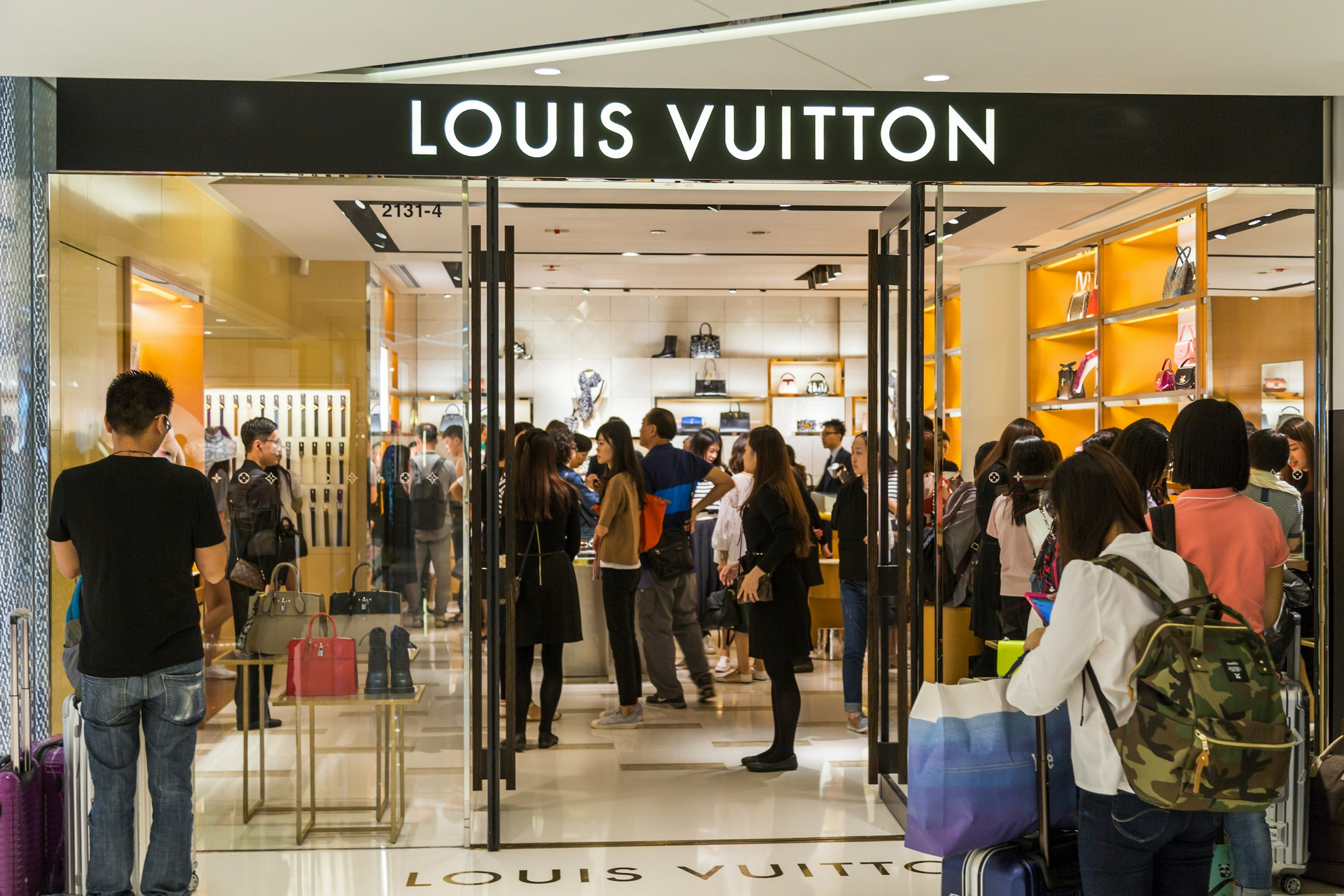 资料图:全球购物圣地香港海港城路易威登店里扫货的顾客.图自东方ic