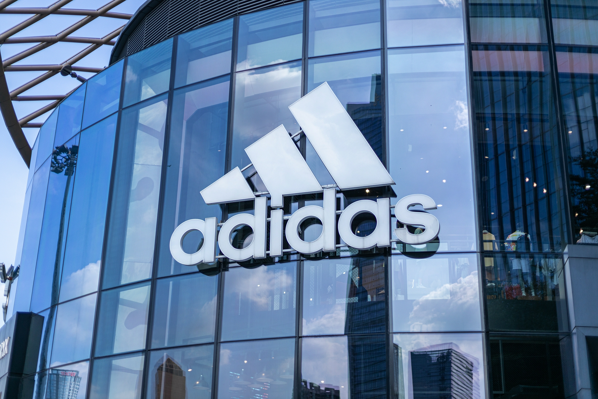 阿迪达斯在华门店 图源:视觉中国除了阿迪达斯,中国消费者对其他国货